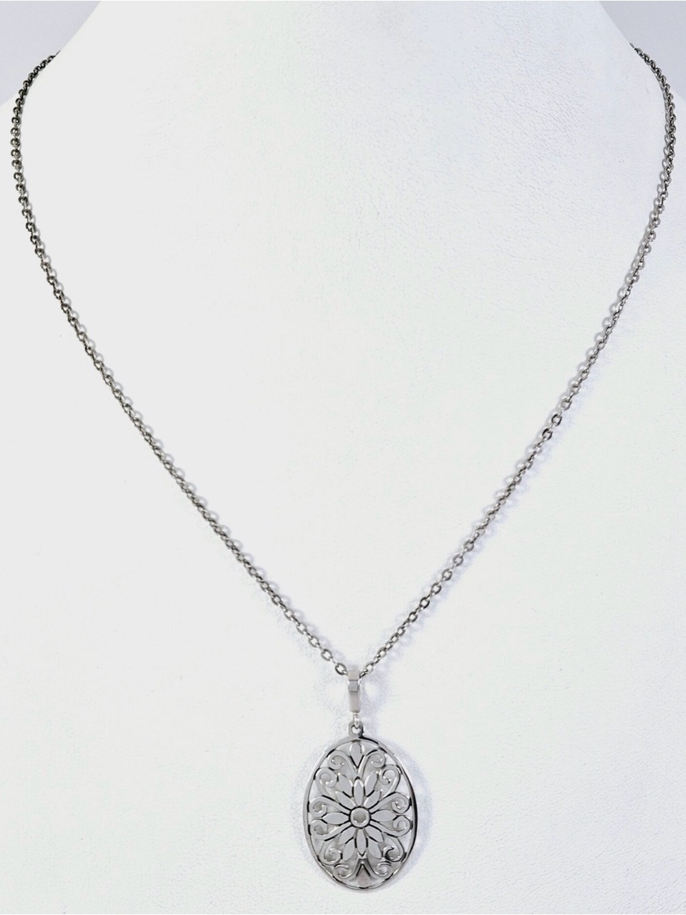 Delicate Carla Silver Filigree Pendant Necklace .925 silver. 18” chain VGC